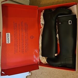 Hunter women's rain boots, size 9, brand new in box, labeling on box is wrong,